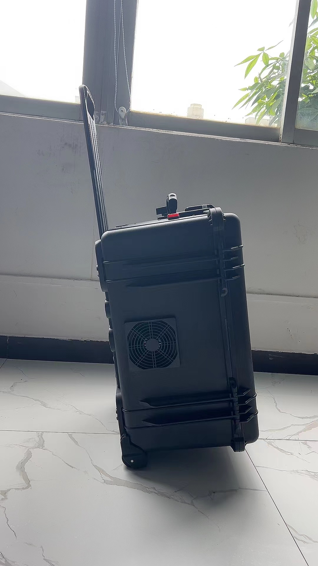  庐山手拉箱型移动通信干扰器
